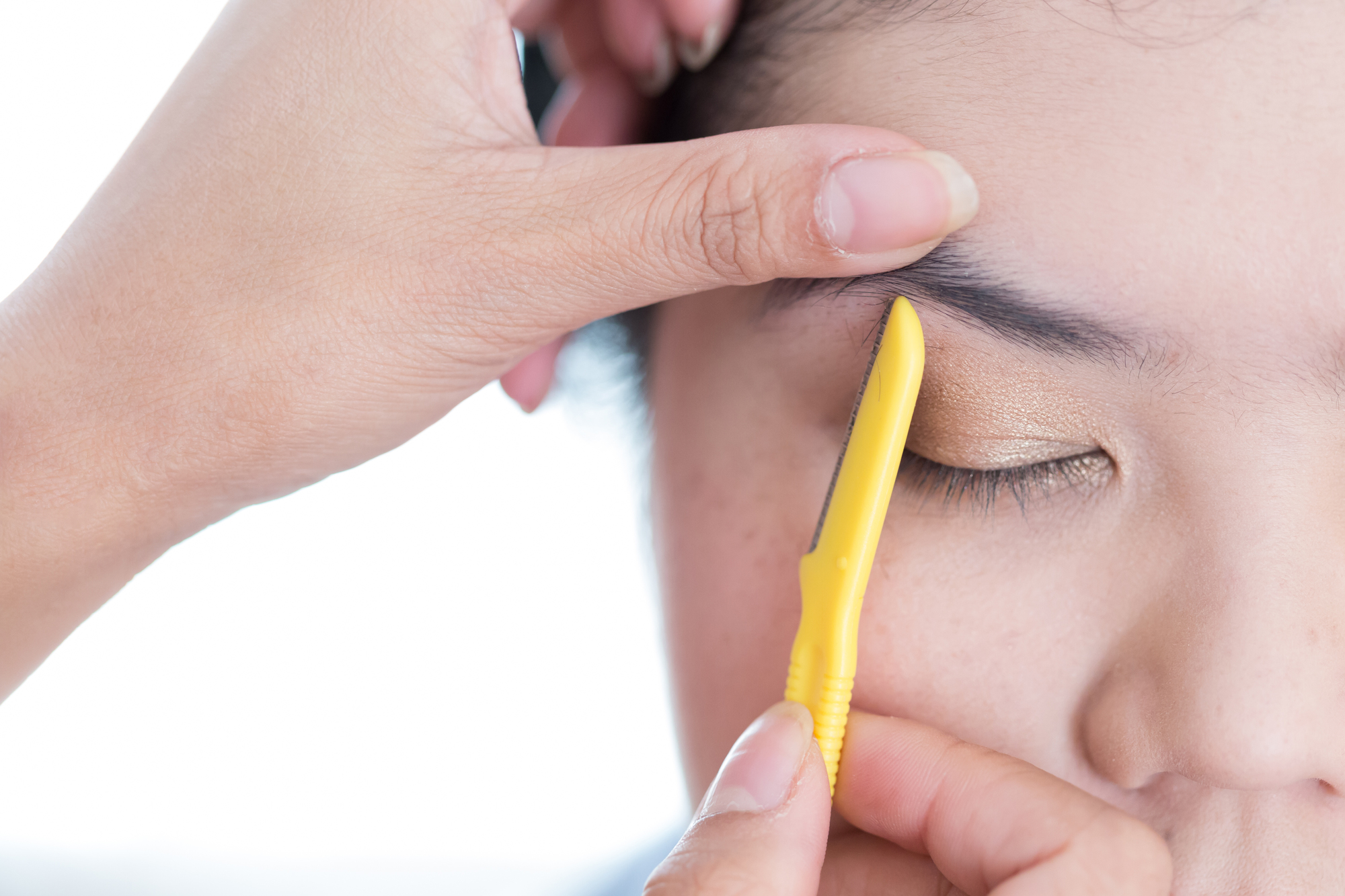 メンズ眉毛の剃り方とは？失敗せず清潔感を手に入れる方法